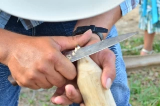 Haciendo un trompo con madera de floramarillo
